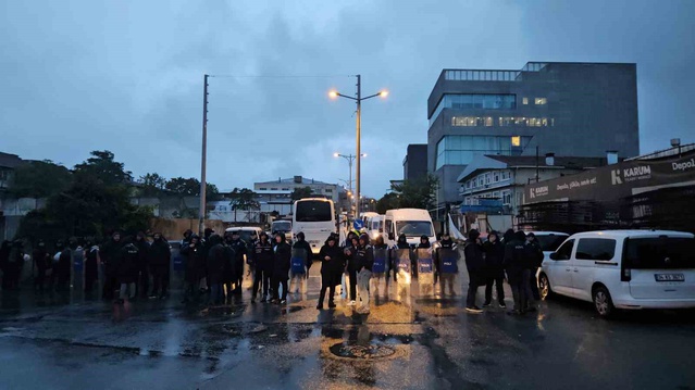 Halk TV'nin Zeytinburnu binasında polis araması sabah 05.30 sıralarında başladı