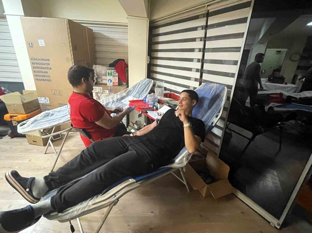 Manisa'da öğrenci yurtlarında Kızılay'la kan bağışına yoğun ilgi gösterildi