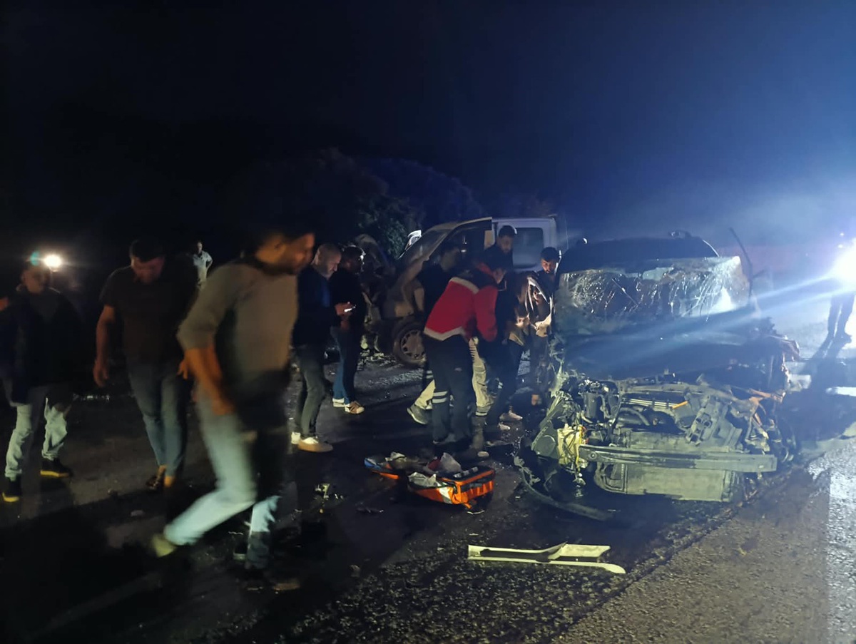 Manisa Kula\'da yol çalışması yapılan D300\'de 1\'i ağır 5 kişi yaralandı