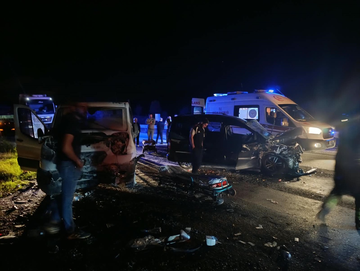 Manisa Kula\'da zincirleme kazada biri ağır 5 kişi yaralandı, yol 1,5 saat kapandı