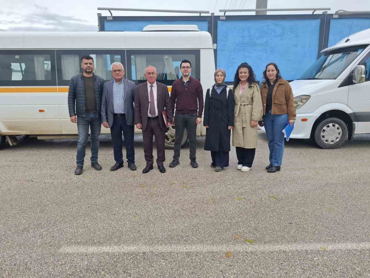 Manisa Sarıgöl\'de okul servis araçları denetlendi, eksikler sürücülere bildirildi