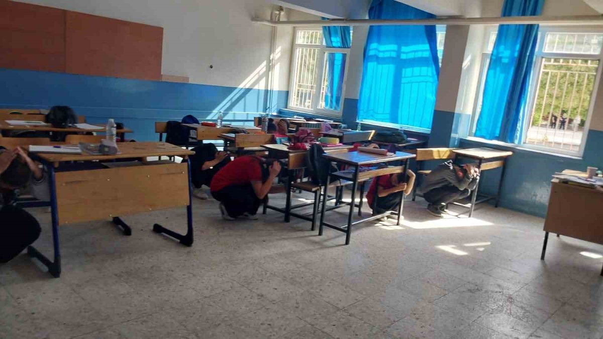 Manisa Sarıgöl\'de deprem tatbikatında öğrenciler Çök-Kapan-Tutun uyguladı