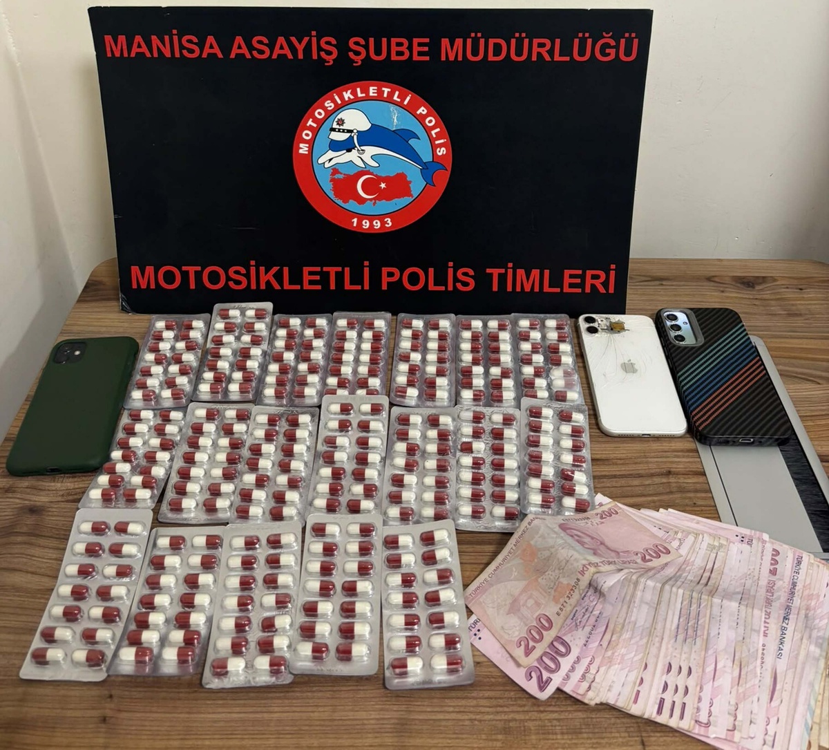 Manisa\'da motosikletli polis timleri 2 şüpheliyi 550 sentetik ecza ile gözaltına aldı