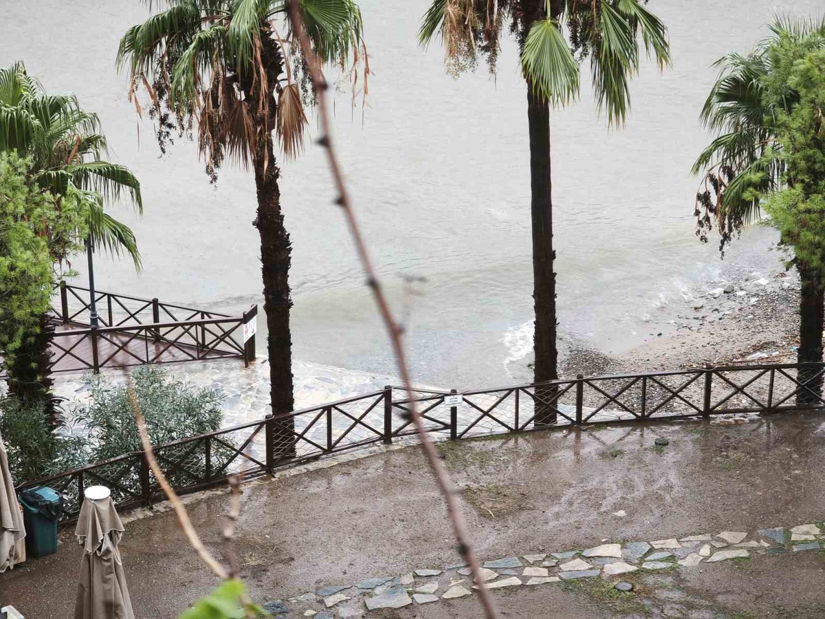 Marmaris\'te sağanakla gelen sel suları İçmeler\'de denizi kahverengiye çevirdi
