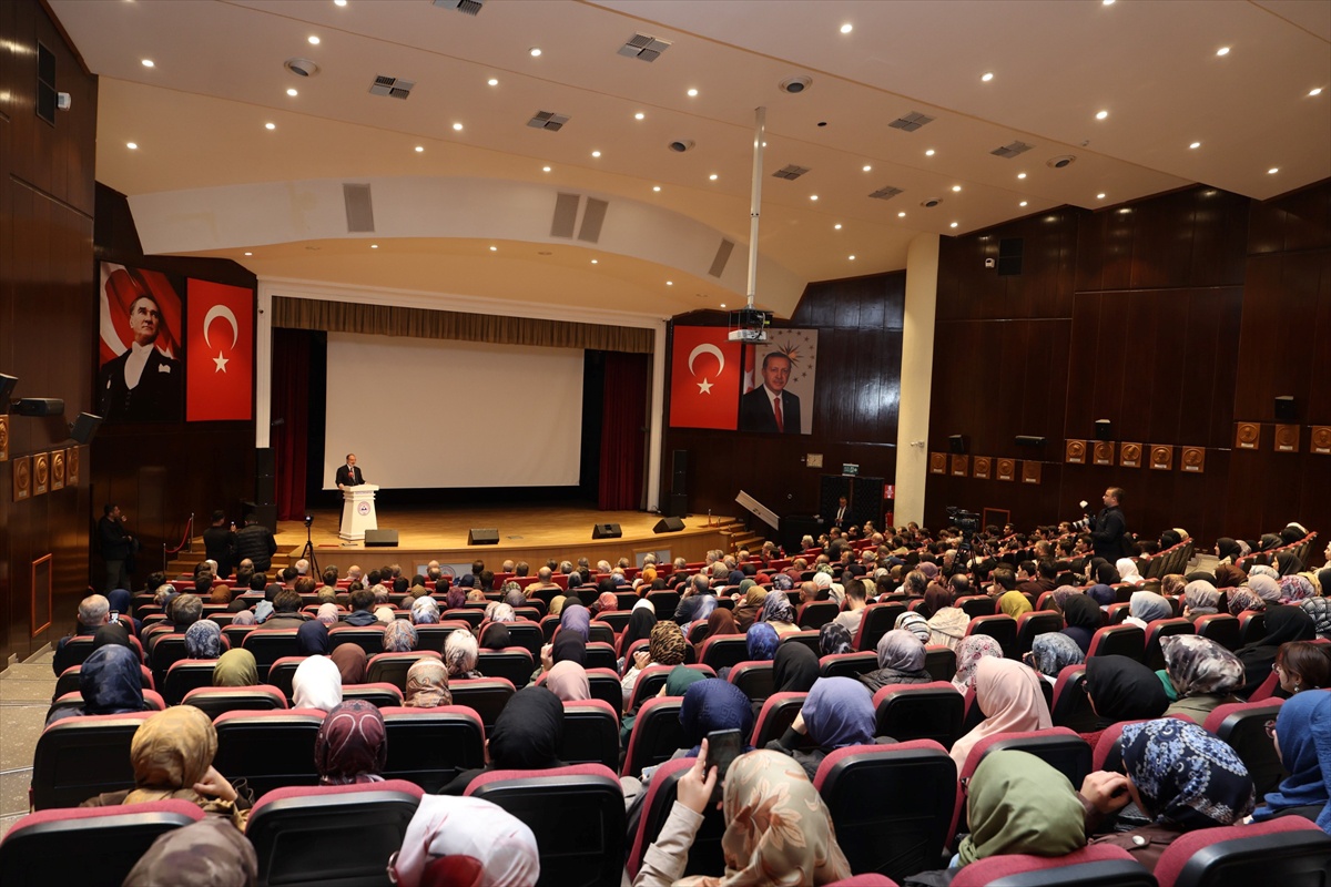 Rektör Mehmet Görmez, ERÜ İlahiyat konferansında üniversitelerin iki amacını anlattı