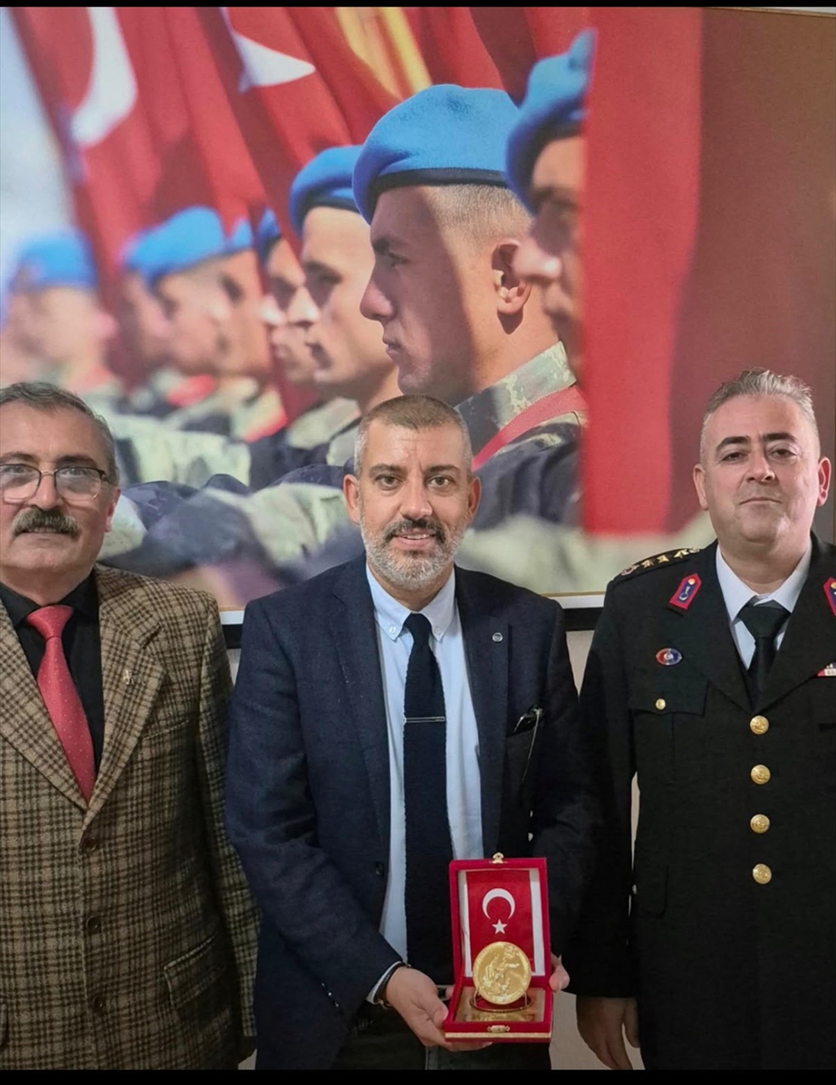 Edremitli iş insanına Mehmetçik Vakfı\'ndan altın madalya