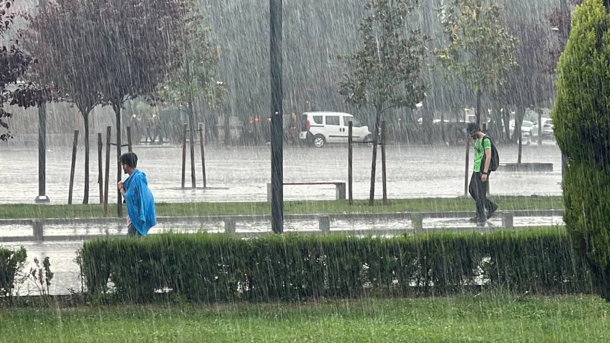 Meteoroloji, Düzce ve Zonguldak için çok kuvvetli ve şiddetli yağış uyarısı yayımladı