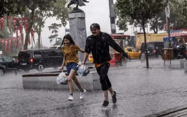 Meteoroloji’den 3 ile turuncu, <a class='keyword-sd' href='/istanbul/' title='İstanbul'>İstanbul</a> dahil 15 ile sarı kodlu uyarı! <a class='keyword-sd' href='/firtina-2/' title='Fırtına'>Fırtına</a> ve sağanak geliyor