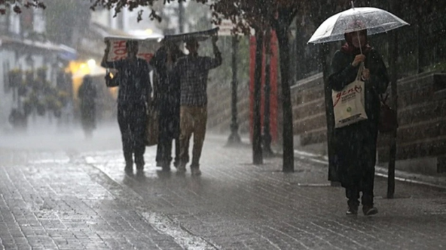 Meteoroloji’den 3 ile turuncu, İstanbul dahil 15 ile sarı kodlu uyarı! Fırtına ve sağanak geliyor