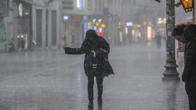 Meteoroloji’den 3 ile turuncu, İstanbul dahil 15 ile sarı kodlu uyarı! Fırtına ve sağanak geliyor