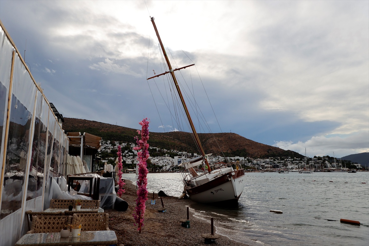 Muğla Bodrum\'da 15 metrelik yelkenli tekne halatları kopunca karaya oturdu