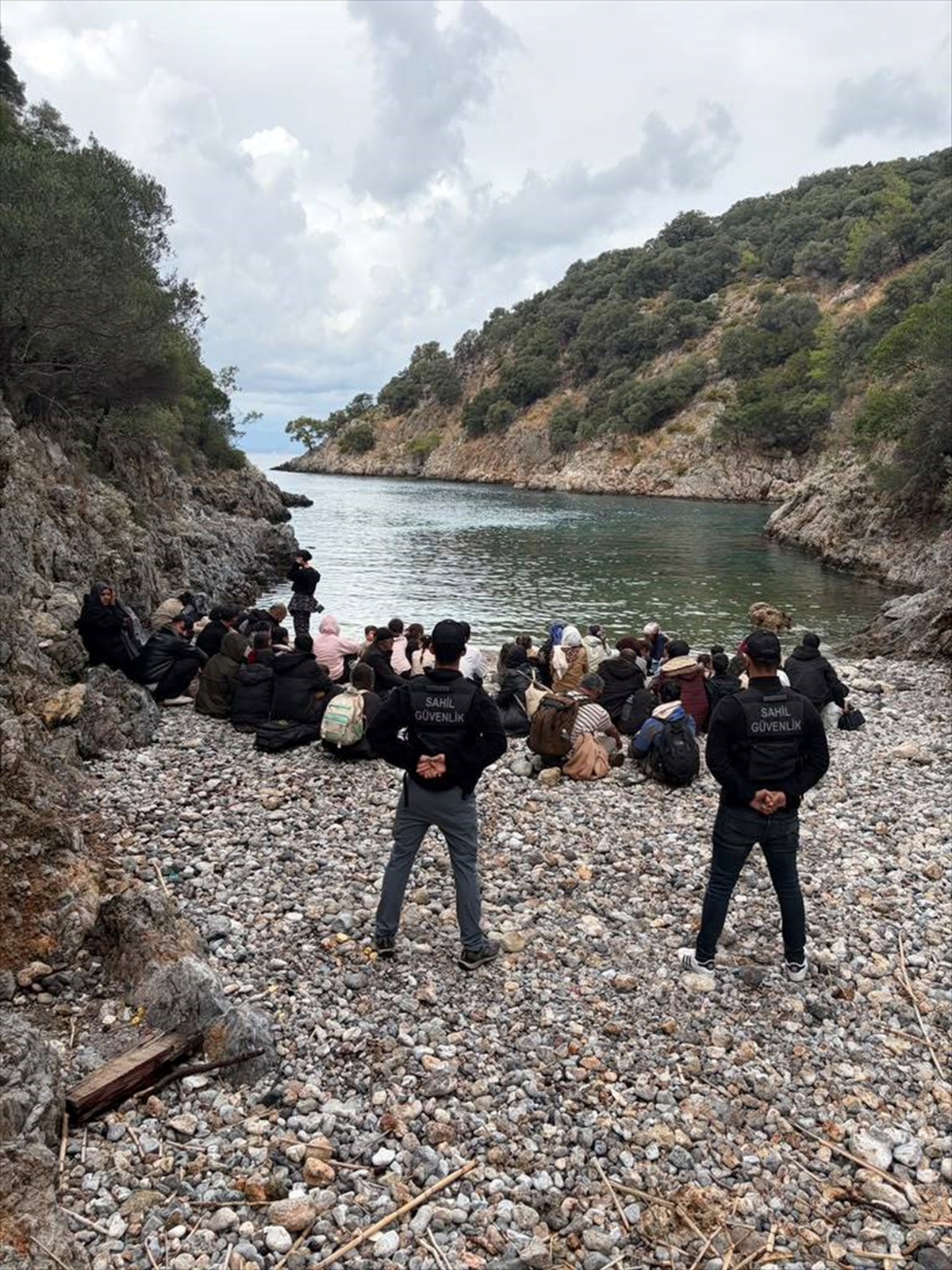 Sahil Güvenlik, Fethiye\'de kara üzerinde 62 düzensiz göçmen yakaladı, 34\'ü çocuk