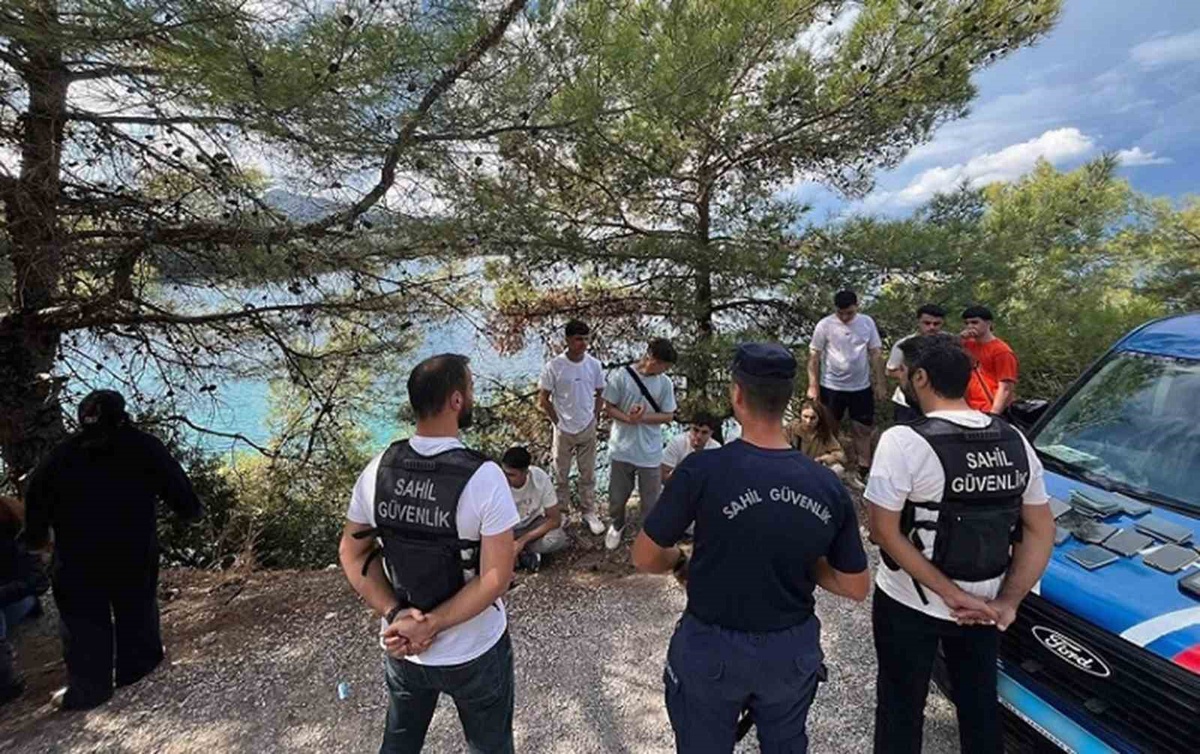 Muğla Marmaris\'te kara üzerinde tespit edilen 18 Afganistan uyruklu göçmen yakalandı