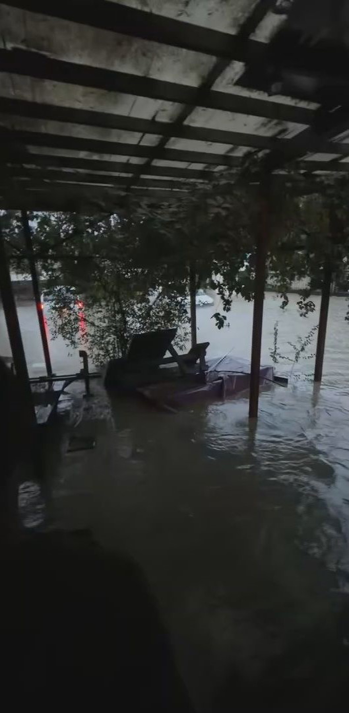 Sarıyer\'de sağanak stüdyoyu su bastı, Murat Boz yüzlerce çalışanla mahsur kaldı