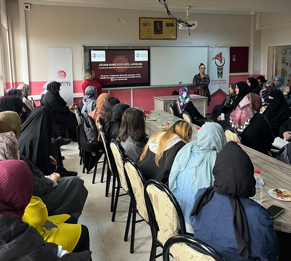 Muş\'ta kadınlara yönelik seminerde aile içi iletişim ve bağımlılık riski ele alındı