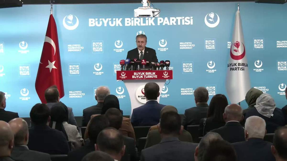 Mustafa Destici: "Kutsal değerler, siyasi ve askerî tercihlere yönelik eleştirileri susturmak için kullanılmamalıdır"