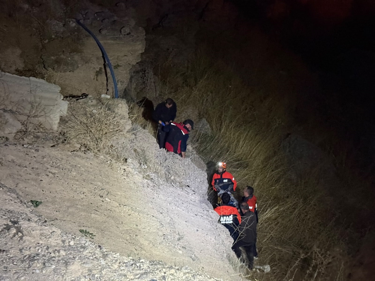 Nevşehir Avanos\'ta uçurumdan düşen 69 yaşındaki motosiklet sürücüsünü AFAD kurtardı