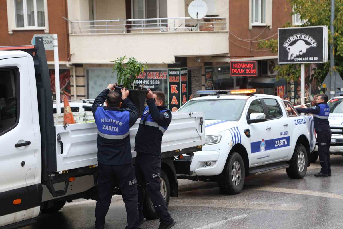 Nilüfer Belediyesi ekipleri Beşevler ve Üçevler\'de yolu kapatan engelleri kaldırdı