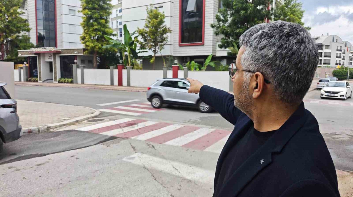 Antalya Konyaaltı\'da okul servisinden inen 13 yaşındaki kıza başka servis çarptı