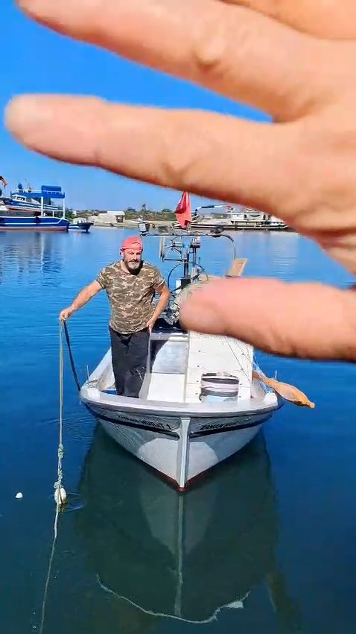 Rize\'de balıkçı, eşinin çarşı önerisine rağmen bin liralık yakıtı yakıp denize açıldı