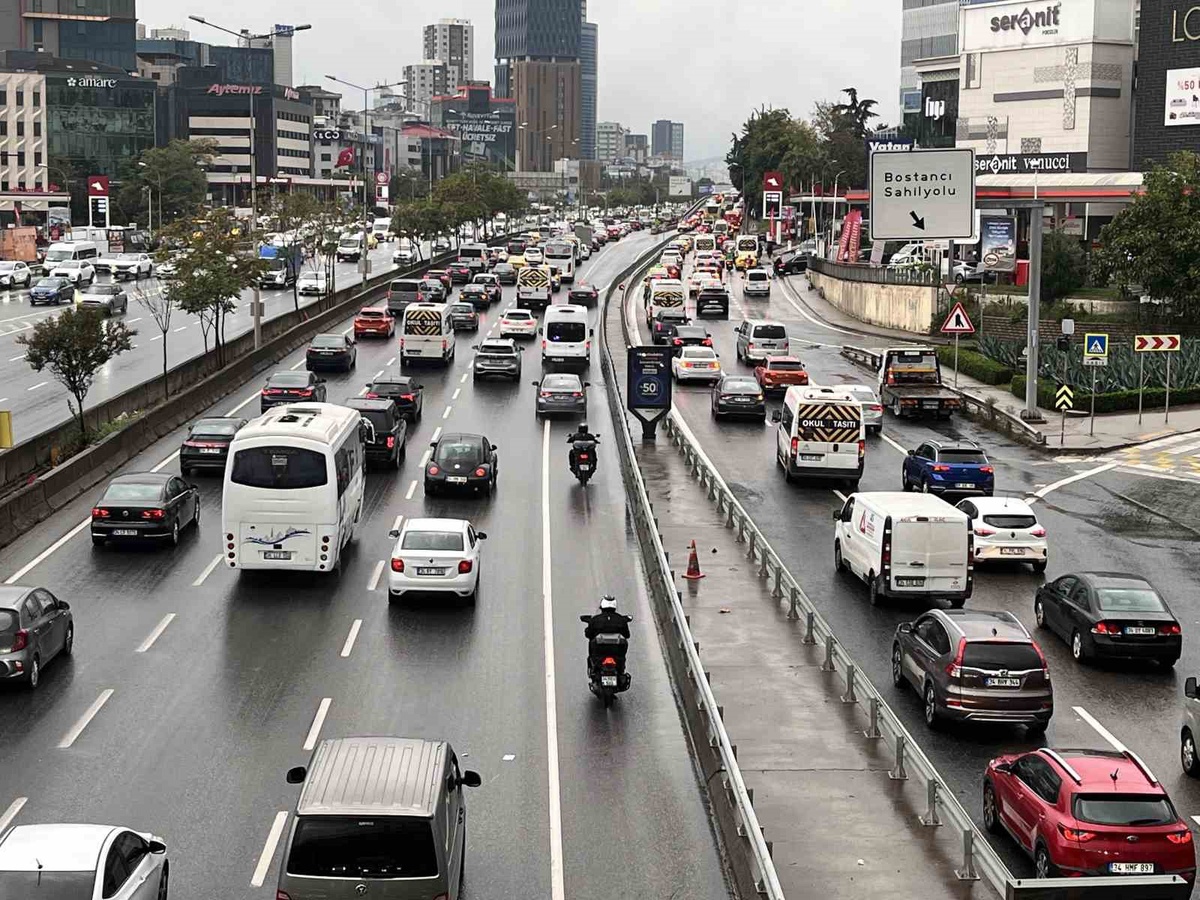 Sağanak İstanbul trafiğini vurdu, Avrupa Yakası\'nda yoğunluk yüzde 89\'u buldu