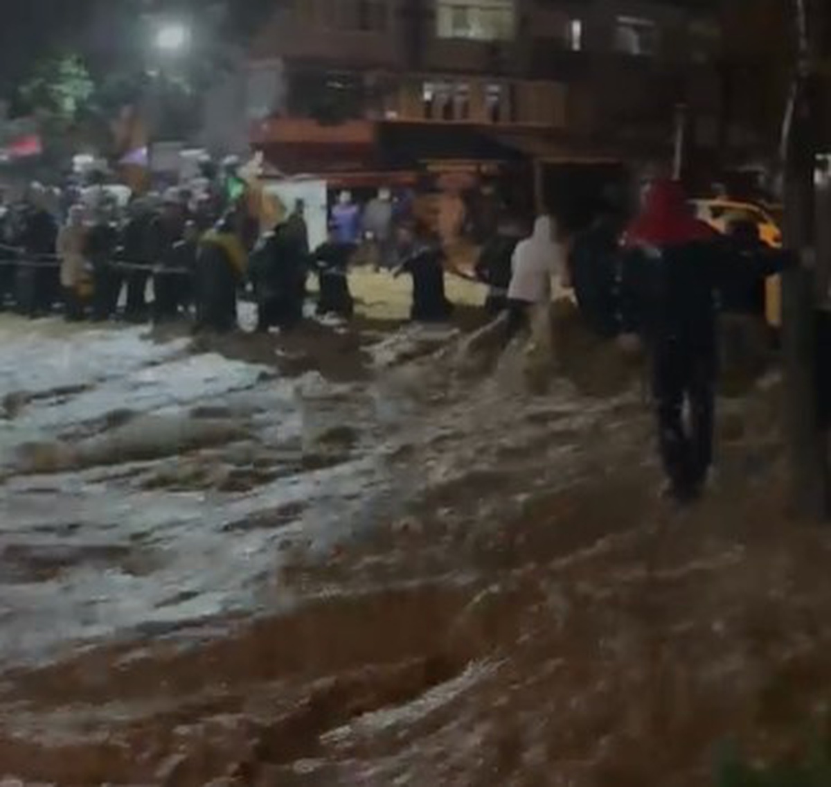 İstanbul Sarıyer Ayazağa\'da sağanakta mahsur kalanlar halatla kurtarıldı