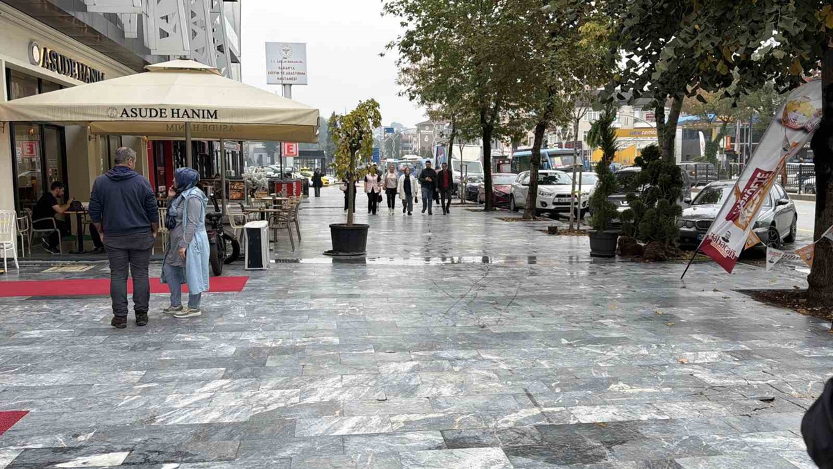Adapazarı\'nda kontrolden çıkan araç kafeye girdi! Kafeden çıkan kadın kazadan kıl payı kurtuldu