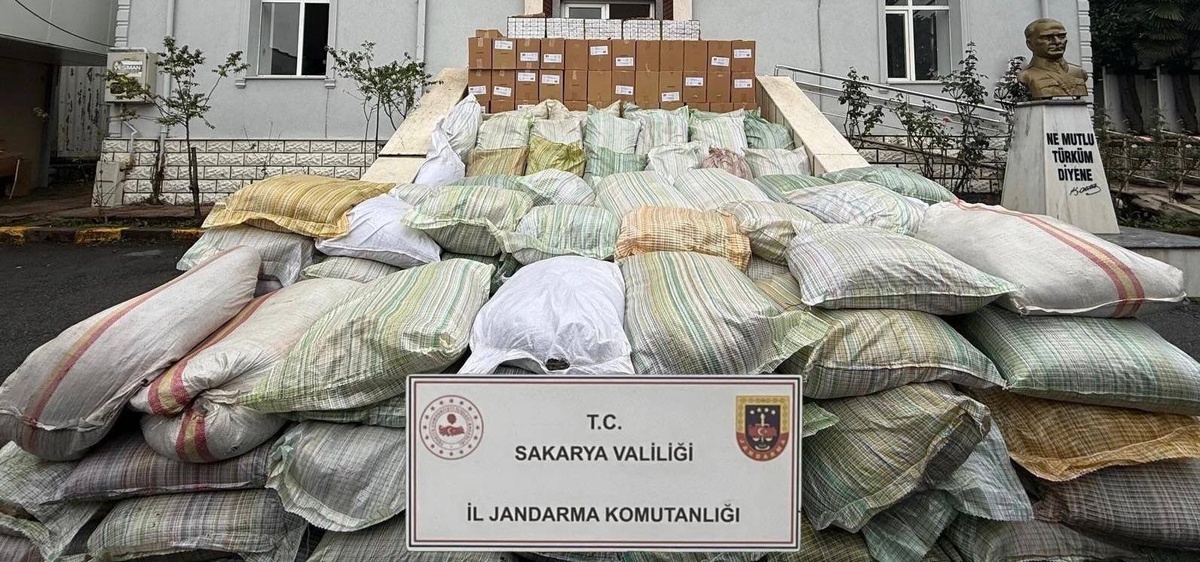 Sakarya Serdivan\'da 1 şüphelinin ev ve iş yerinde 4 ton kaçak tütün ele geçirildi
