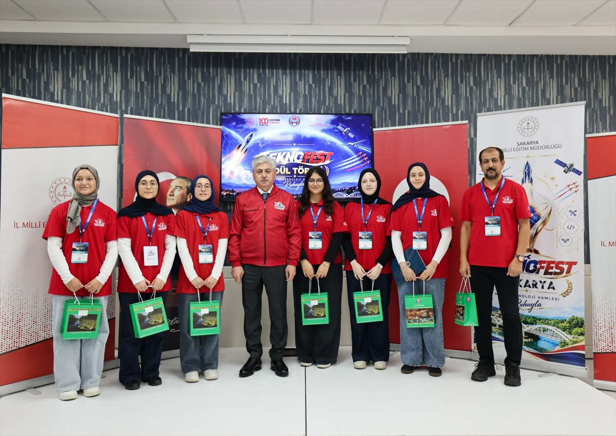Sakarya Valisi Doğan, TEKNOFEST 2026\'da 4 birincilik kazananlara hediye verdi