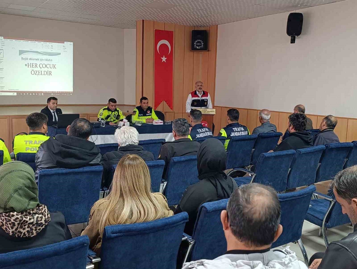 Samsun Ladik\'te servis şoförlerine güvenli öğrenci taşıma kuralları anlatıldı
