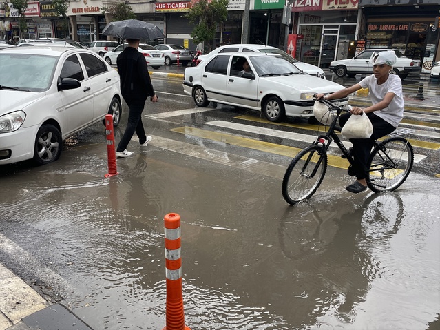 Şanlıurfa'da aralıklarla etkili olan sağanak, sürücülere zor anlar yaşattı