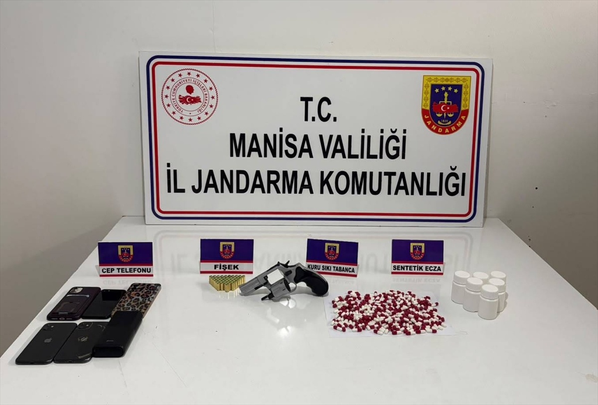 Manisa Sarıgöl\'de 798 uyuşturucu hap ele geçirildi, 3 şüpheliden 1\'i tutuklandı
