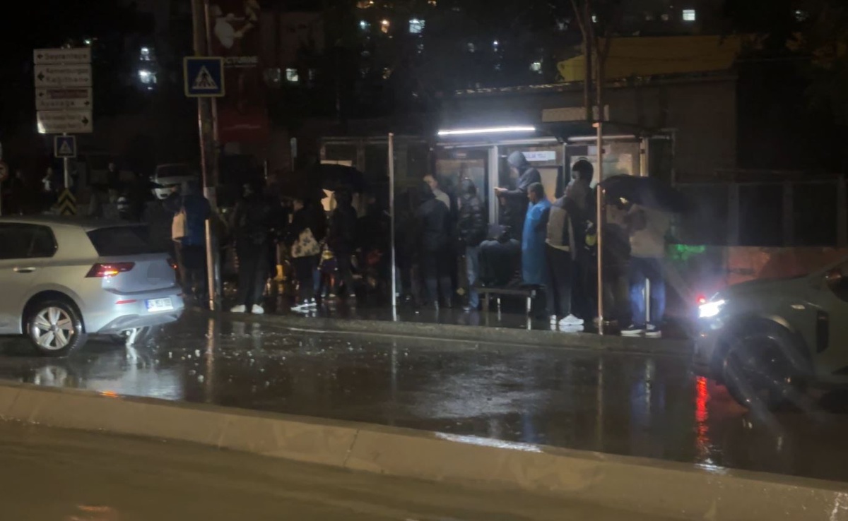 Sağanak Sarıyer Ayazağa\'da açık otoparkı suya çevirdi, bir sürücü araçta mahsur kaldı