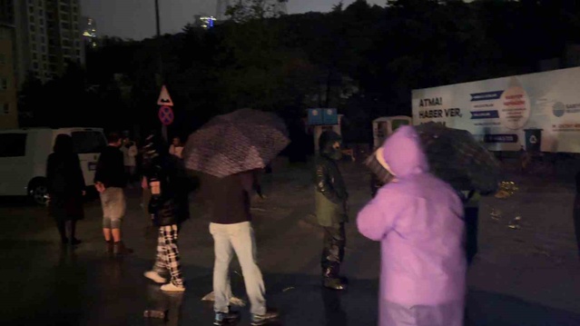 Sarıyer Ayazağa'da sağanak su baskınlarına neden oldu, mahalleler karanlıkta kaldı