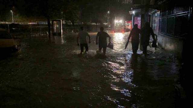 İstanbul'da sel felaketinin en ağır hissedildiği Ayazağa karanlığa gömüldü | Güncel Haber