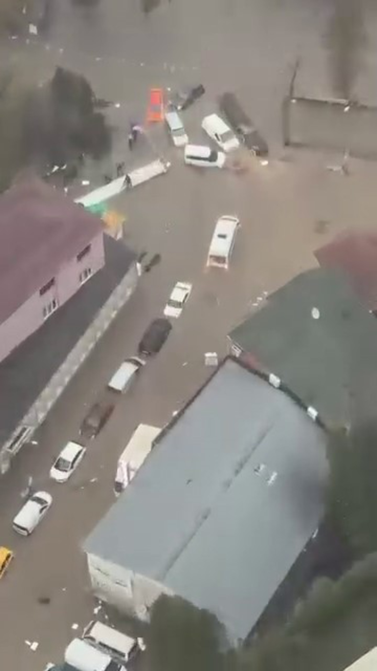 İstanbul Sarıyer Ayazağa\'da sağanak yüzünden onlarca araç suya gömüldü