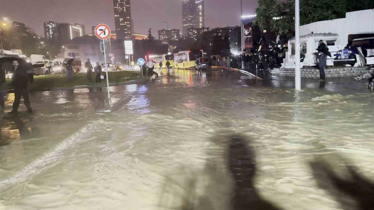 İstanbul Sarıyer\'de su baskınında bazı mahsur kalanlar iş makinesiyle kurtarıldı
