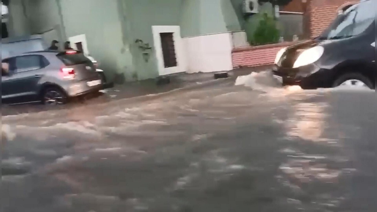 Sarıyer\'de sabah sağanağı, Çayırbaşı\'ndaki Şişli Hamidiye Etfal Hastanesi\'ni su bastı