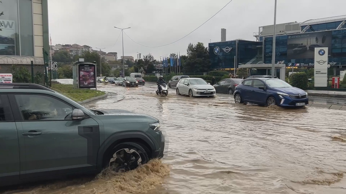 İstanbul\'da sağanak birçok ilçede yolları göle çevirdi, araçlar güçlükle ilerledi