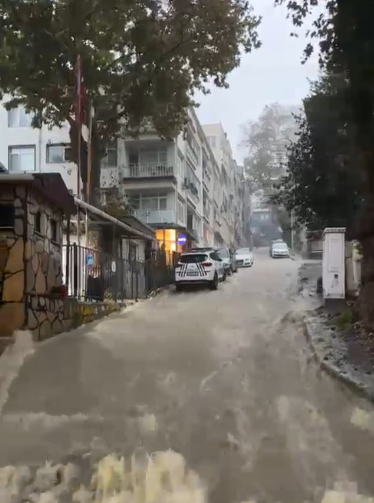Meteoroloji uyarısı sonrası Sarıyer\'de sağanakta yollar göle döndü, caddeyi su bastı