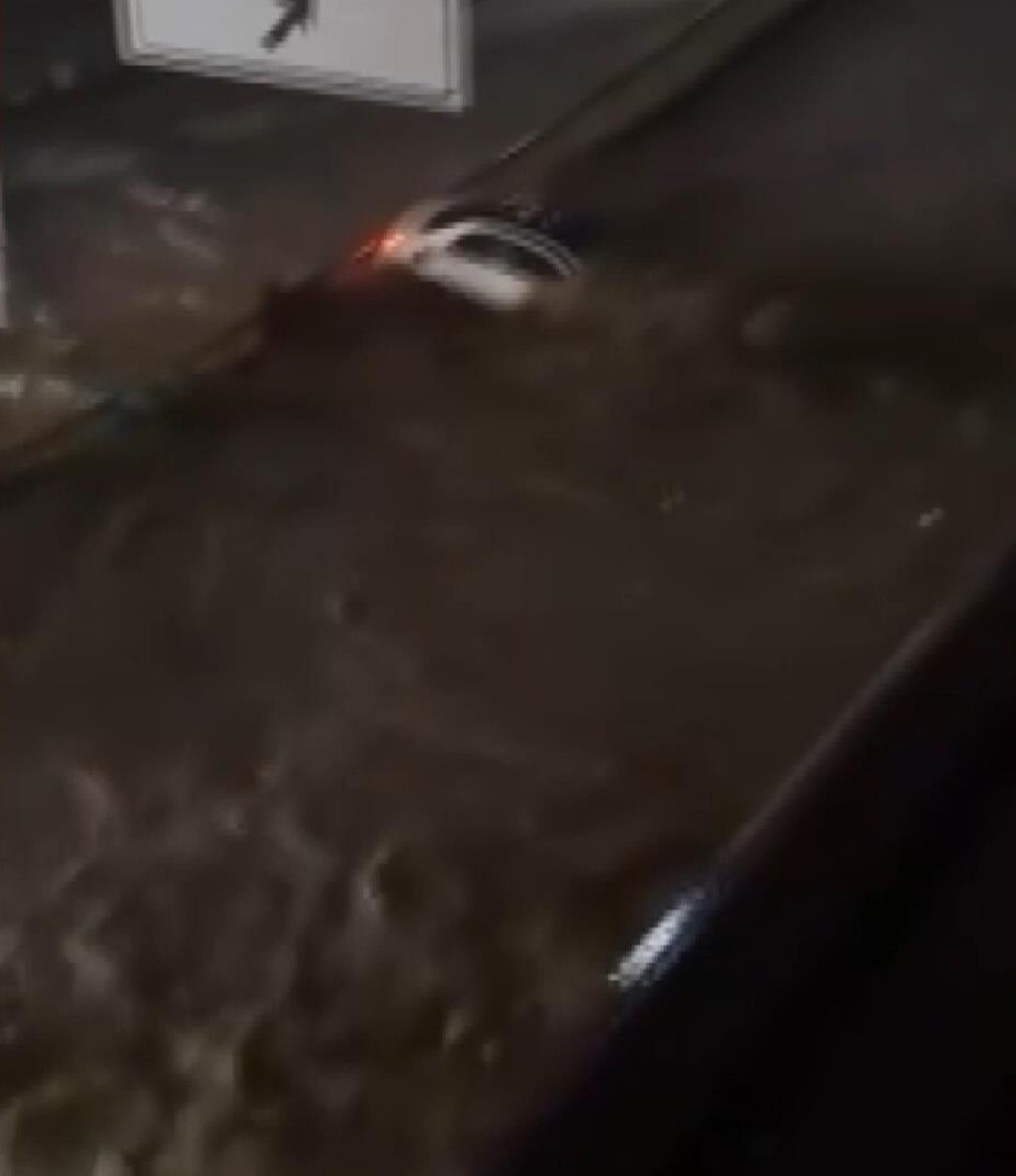 Sarıyer Ayazağa\'da selin sürüklediği otomobil Cendere Caddesi\'nde bariyerde durdu