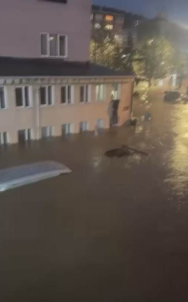 Sarıyer’de sel sularının ortasında kaldı, canını cam pencereye tırmanarak kurtardı
