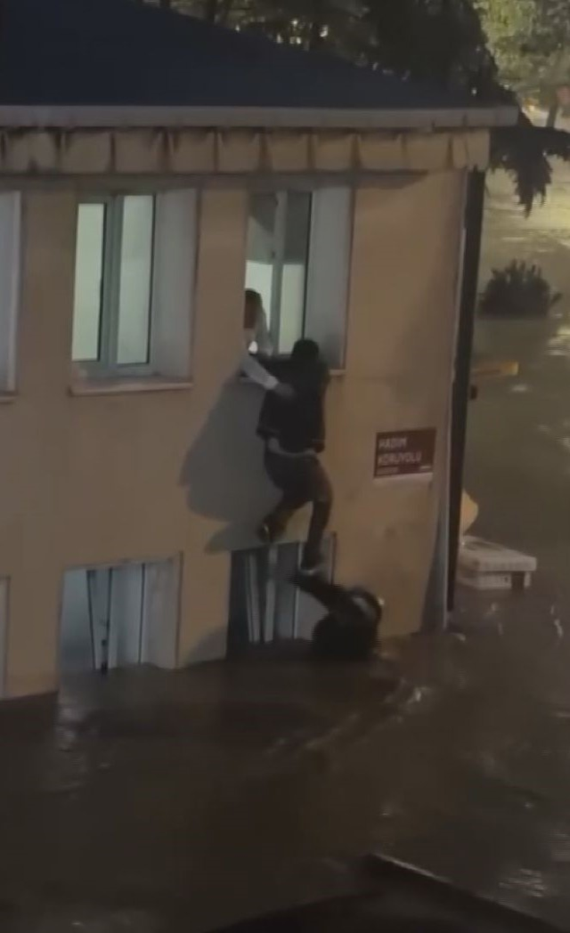 Sarıyer’de sel sularının ortasında kaldı, canını cam pencereye tırmanarak kurtardı