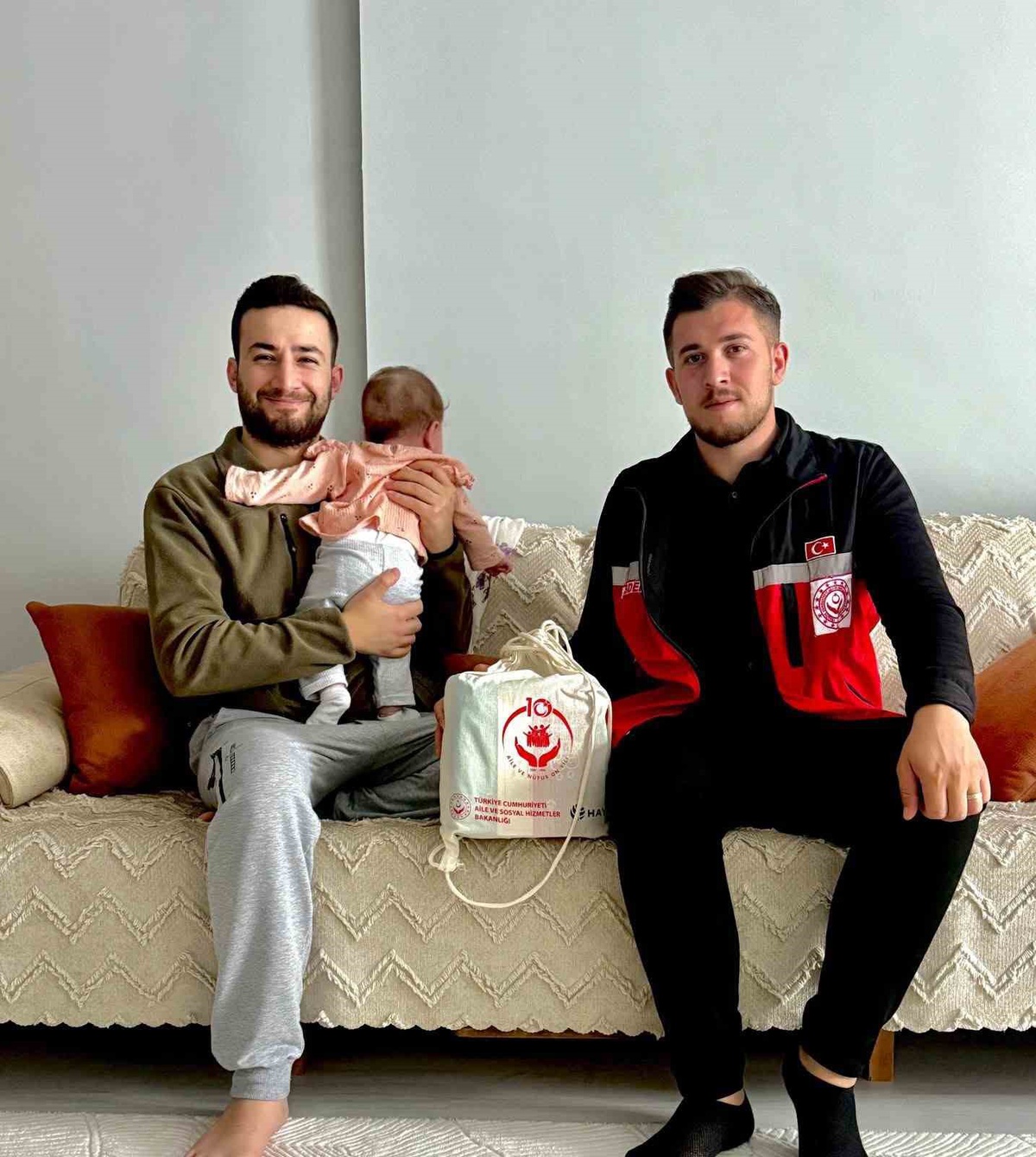 Sason\'da yeni anne-babalara Hayat Bağı Projesi\'yle bebek bakım çantası veriliyor