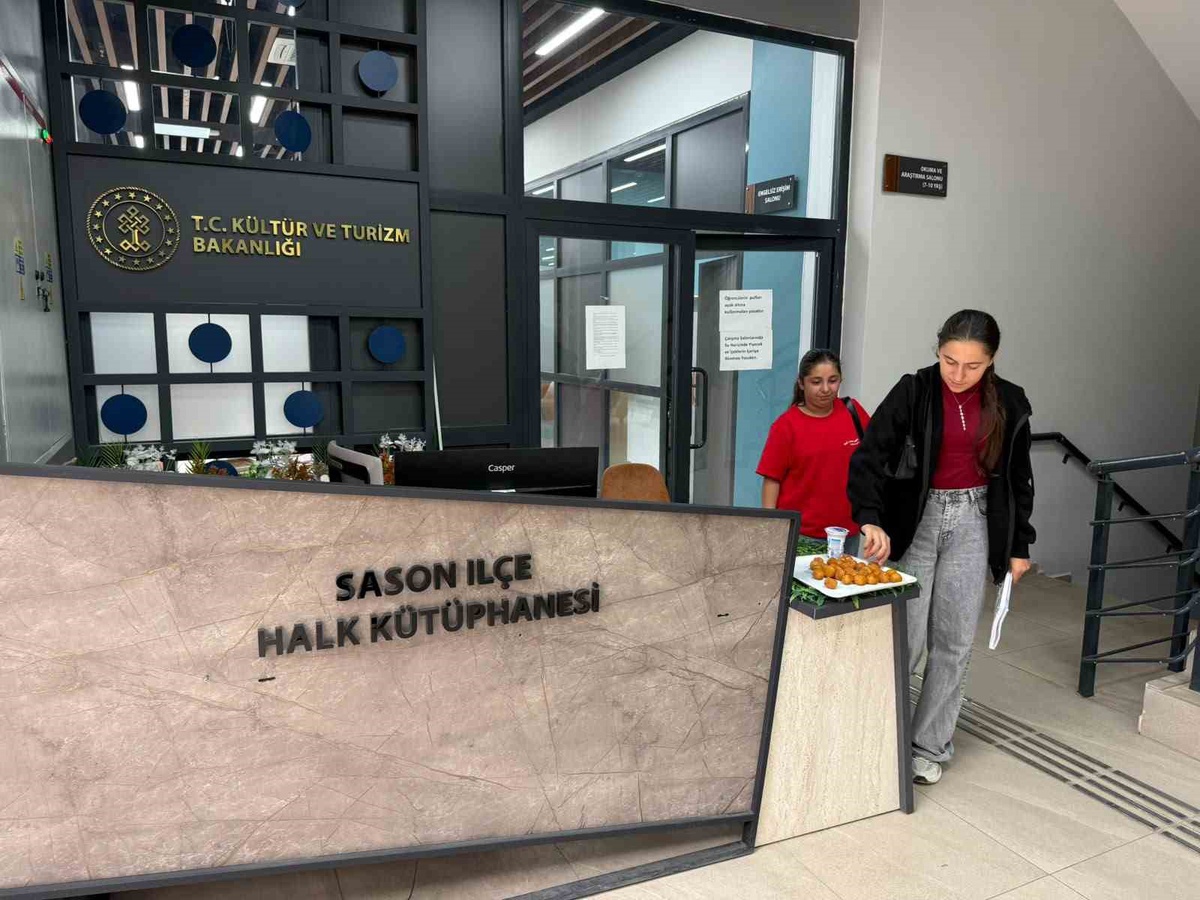 Batman Sason\'da en çok ziyaretçi çeken kütüphanede öğrencilere tatlı ikram ediliyor