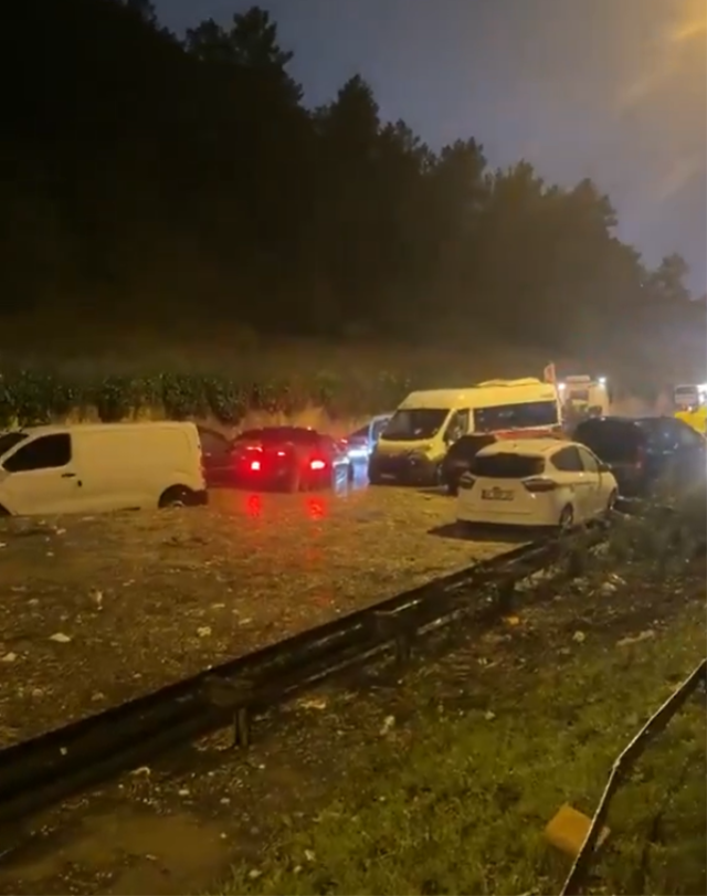 Şile yolu kapandı, araçlar sular altında kaldı