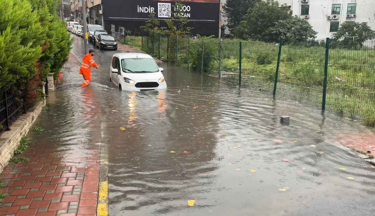 İstanbul Şişli\'de sağanak ulaşımı aksattı, mahsur kalan sürücünün aracı kurtarıldı