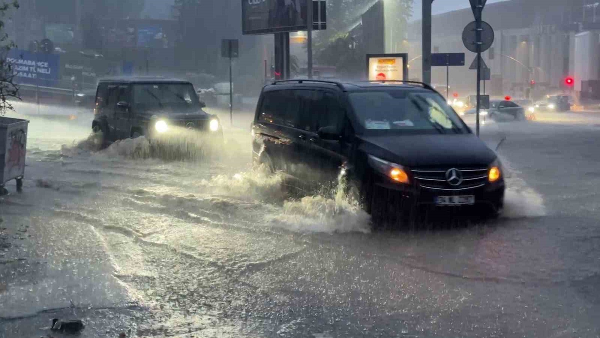 Şişli\'de sağanak ve fırtına etkili olurken kanalizasyon patladı, araçlar suda kaldı