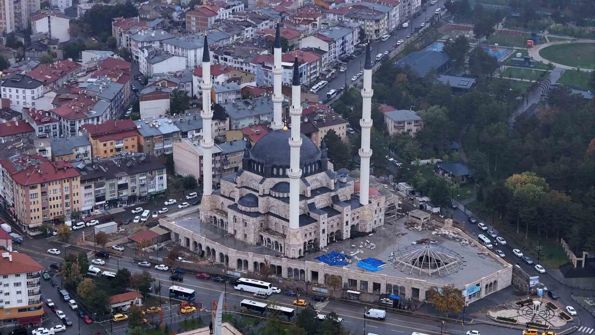 Sivas Merkez Camii\'nde ilk ezanı imam Mahmut Aslantaş mikrofonsuz okudu