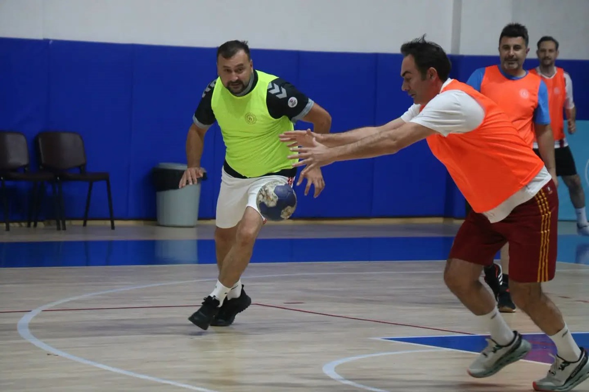 Sivas\'ta Amatör Spor Haftası\'nda sporcular hentbol ve basketbol maçlarında buluştu